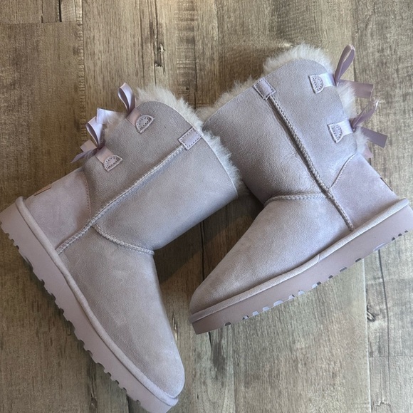 UGG Lilac Bailey bow NEW size 7, NWOB, hard to find, mid rise - Picture 3 of 6